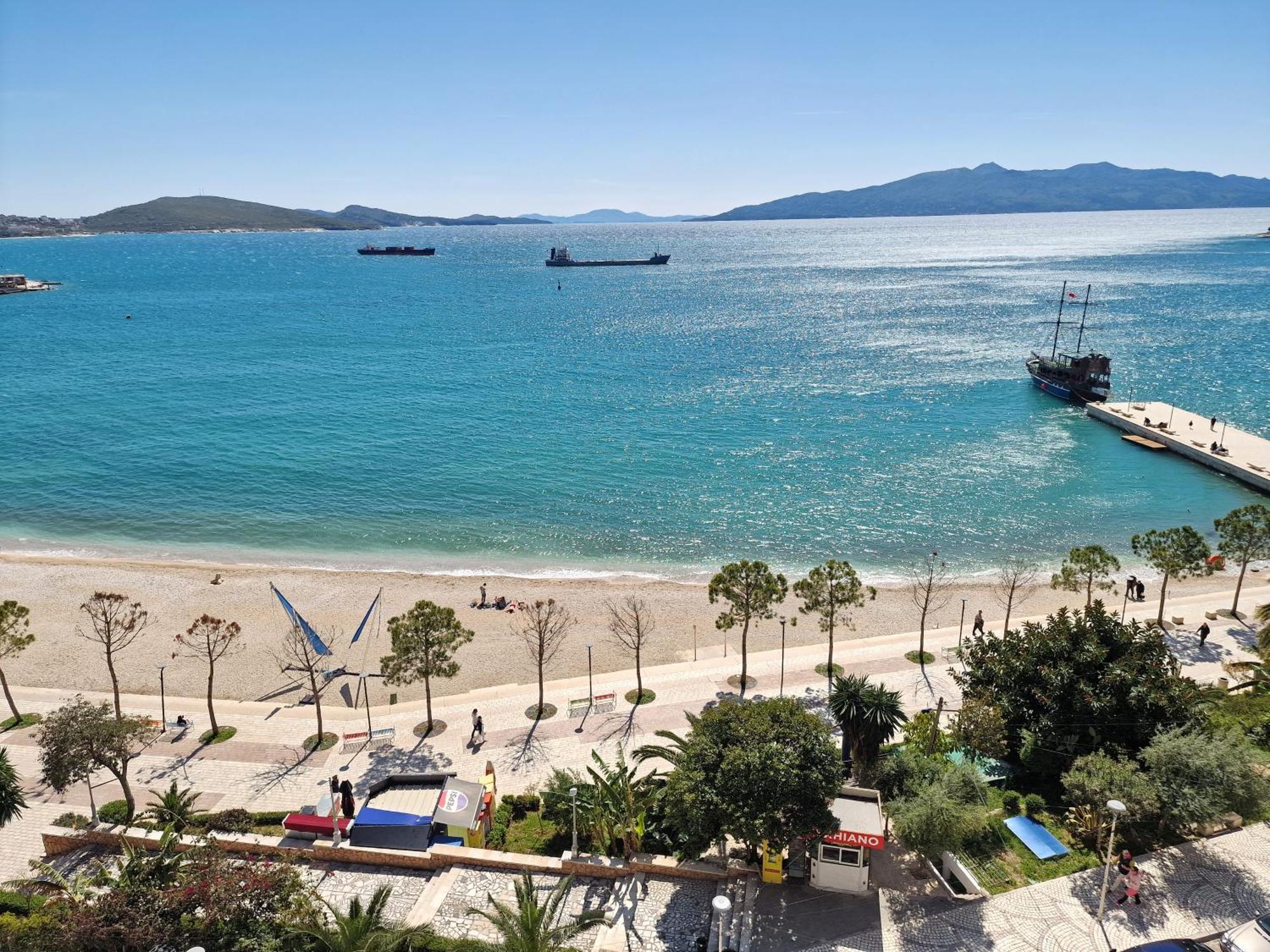 Beachfront Apartment Sarandë エクステリア 写真
